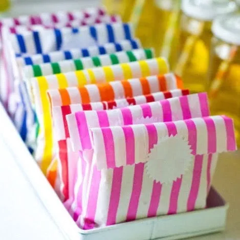 25 striped paper bags